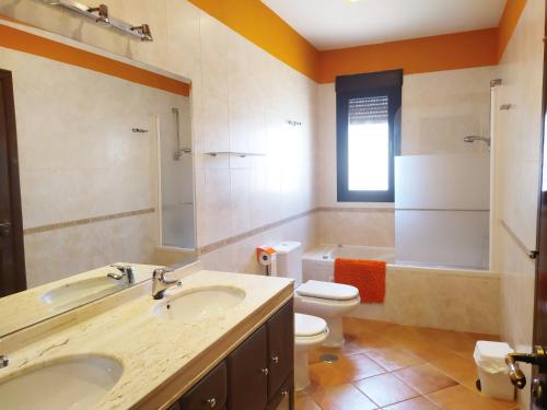 拉斯馬哈達斯的住宿－Casa Los Miradores，浴室配有2个盥洗盆、卫生间和浴缸。