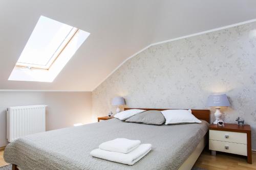 a bedroom with a bed with two towels on it at Apartament Matilena in Świnoujście