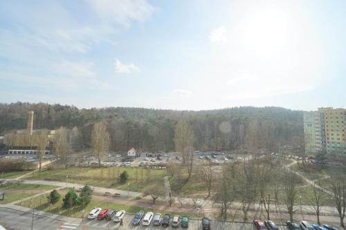 ein Parkplatz mit Autos auf einem Parkplatz in der Unterkunft Przytulne mieszkanie w Sopocie in Sopot