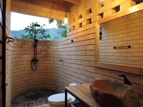 Palagua Lodge في سان رافائيل: حمام مع حوض ومرحاض ومغسلة