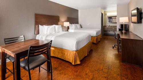 Säng eller sängar i ett rum på SureStay Plus Hotel by Best Western Hammond