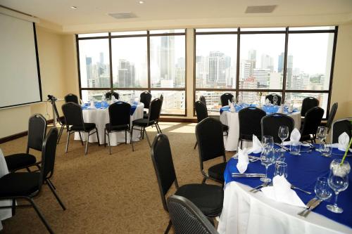 una sala de conferencias con mesas y sillas y una gran ventana en Best Western Plus Panama Zen Hotel, en Panamá
