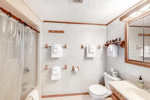 A bathroom at Quaint Lake Escape