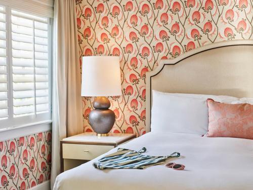 The Beverly Hills Hotel - Dorchester Collectionにあるベッド