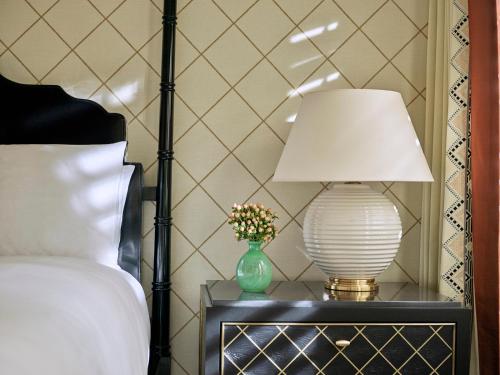 The Beverly Hills Hotel - Dorchester Collectionにあるベッド