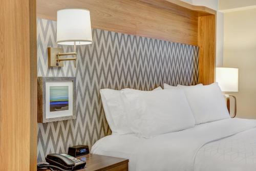 Voodi või voodid majutusasutuse Holiday Inn East Windsor by IHG toas