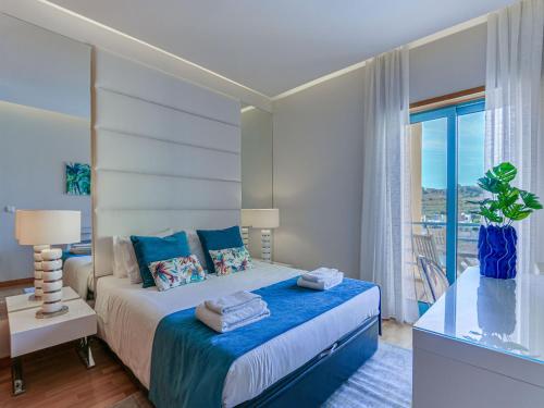 アルブフェイラにあるLuxury 1 Bedroom Apartment, Marina de Albufeiraのベッドルーム(大型ベッド1台、バルコニー付)