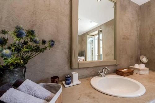 Ванна кімната в Villa Thalia - 4 BDRM - Mykonos Town in 200m - MG Villas