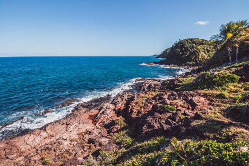 a view of the ocean from a rocky cliff at Pousada La Cabana in Itacaré