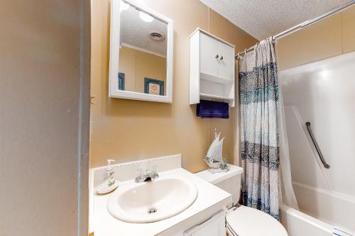 Un baño con lavabo, inodoro y ducha. en Bethany Meadows - 2A Briar North, en Frankford