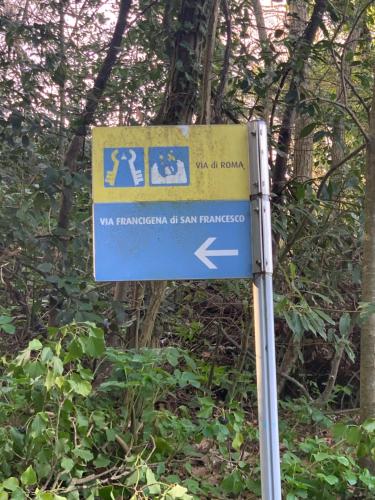 a blue sign in front of some trees at SetterHouseAgriHotel in Trevi