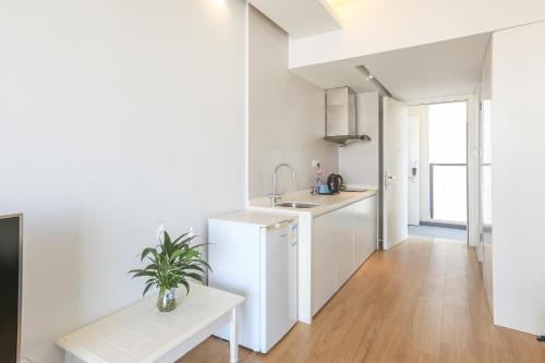 Kuchyň nebo kuchyňský kout v ubytování HuiZhou HuaYangNian Seaview Guesthouse