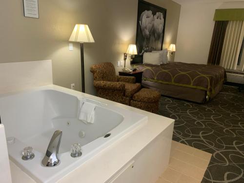 Χώρος καθιστικού στο Super 8 by Wyndham Hillsboro TX