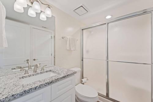 パナマ・シティ・ビーチにあるCommodore 907 2 Bed 2 Bathのシャワー、トイレ、洗面台を備えたバスルーム