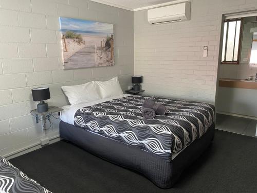Кровать или кровати в номере Mariner Motel