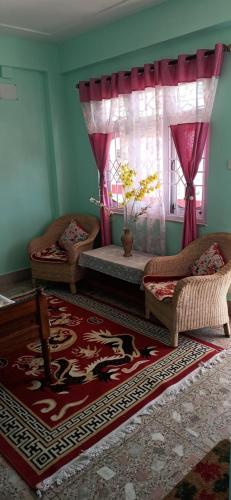 uma sala de estar com dois sofás e uma janela em B&B Homestay em Darjeeling