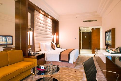 Posezení v ubytování Royal Halong Hotel