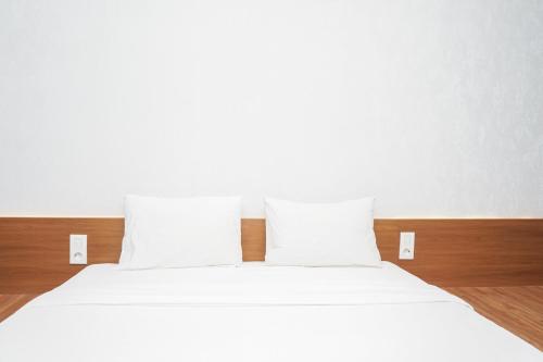 Postel nebo postele na pokoji v ubytování Studio Modern Japanese Style near Aeon BSD at B Residence Apartment By Travelio