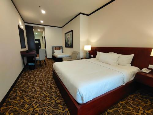 Кровать или кровати в номере Riviera Suites Melaka