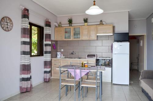 Кухня или мини-кухня в Bousounis Apartments
