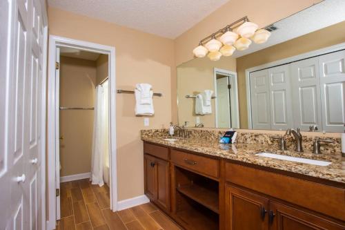 een badkamer met een wastafel en een grote spiegel bij Lakeside 312 at Bluewater Bay in Niceville