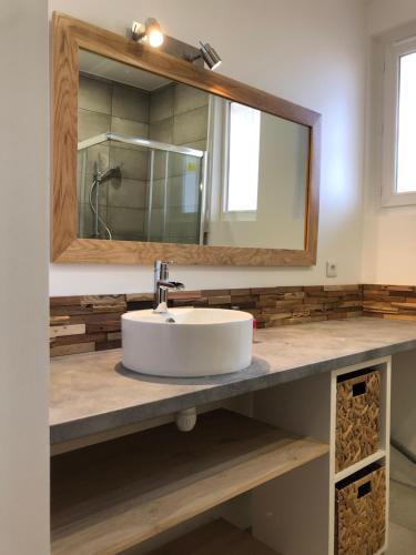 une salle de bain avec un lavabo et un miroir dans l'établissement Cottage La Villa Sant Martí, à Perpignan