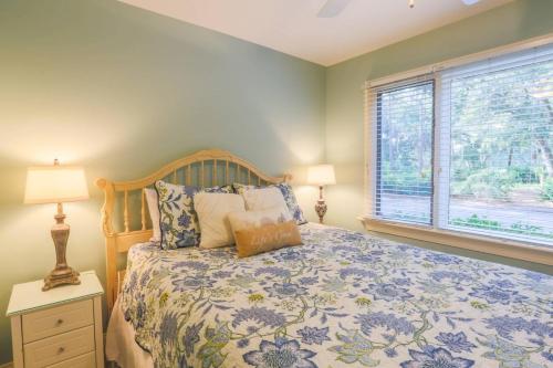 ein Schlafzimmer mit einem Bett und einem Fenster in der Unterkunft Sea La Vie in Kiawah Island