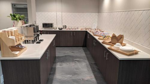 a kitchen with a counter with aasteryasteryasteryasteryasteryasteryasteryasteryastery at Superior Stay Hotel in Marquette