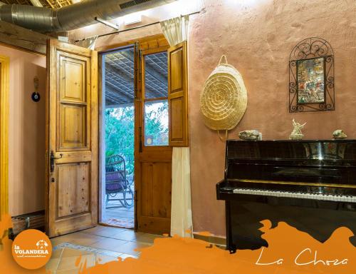 una habitación con un piano al lado de una puerta en La Volandera, en Jerez de la Frontera