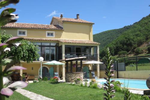 une villa avec piscine et une maison dans l'établissement Au Grand Bonheur, à Bessèges