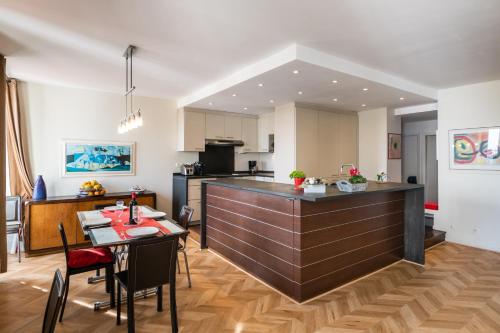 - une cuisine et une salle à manger avec un comptoir et une table dans l'établissement 