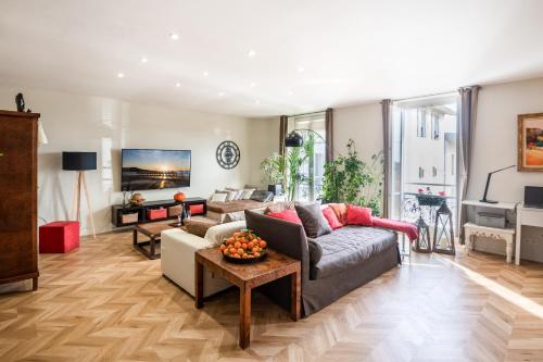 un salon avec un canapé et une table dans l'établissement 