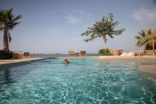 Bazén v ubytování Seesoo Paros Beachfront Resort nebo v jeho okolí
