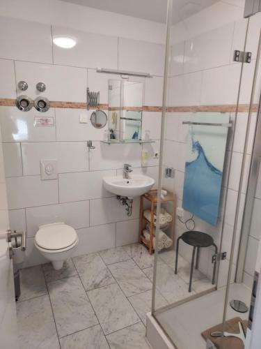 uma casa de banho com um WC e um lavatório em Ferienhaus Magasch em Mittenwalde
