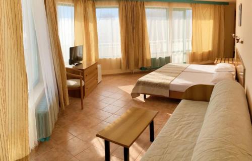una camera d'albergo con due letti e una televisione di Hotel Arabella Beach ad Albena