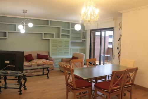 sala de estar con mesa y sofá en Apartamento Pamplona Comfort, en Pamplona