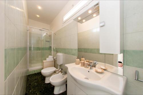 ヴァラッツェにあるIl Ponentinoのバスルーム(洗面台、トイレ、鏡付)