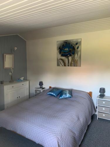 een slaapkamer met een bed en een schilderij aan de muur bij Mas de Pascalette in Montauroux