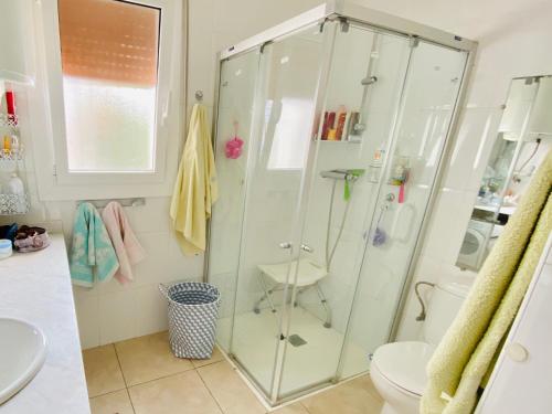 A bathroom at CENTRAL BAJO 4 - Apartamento con espaciosa terraza - vistas al mar - parking