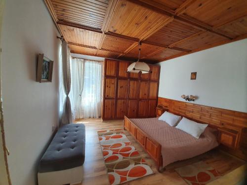 una camera con un letto e una sedia di Апартамент Моцарт a Velingrad