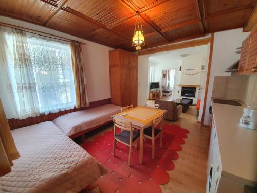 Апартамент Моцарт في فيلينغراد: غرفة معيشة مع أريكة وطاولة
