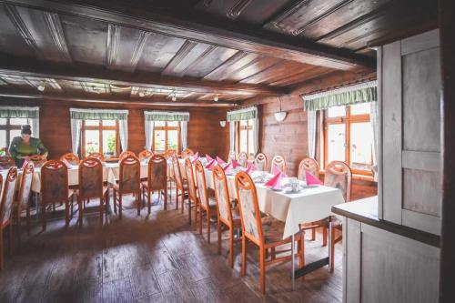 a dining room with a white table and chairs at Lavendelhof Die idyllische Landpension 