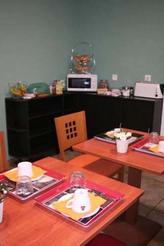 deux tables en bois avec des assiettes de nourriture dans l'établissement Hotel de la Gare, à Mont-de-Marsan