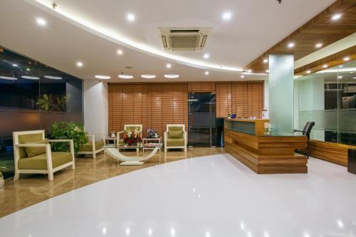 a lobby with a table and chairs in a building at Rosewood Apartment Hotel, Gurgaon in Gurgaon
