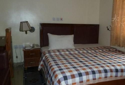 Giường trong phòng chung tại Room in Lodge - Definite Destiny Hotel
