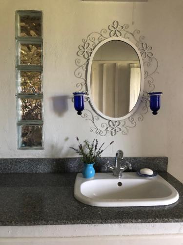 lavabo en el baño con espejo en la pared en Dream the Days away by Yourhost The Rustic Barn Nanyuki Kenya, en Nanyuki