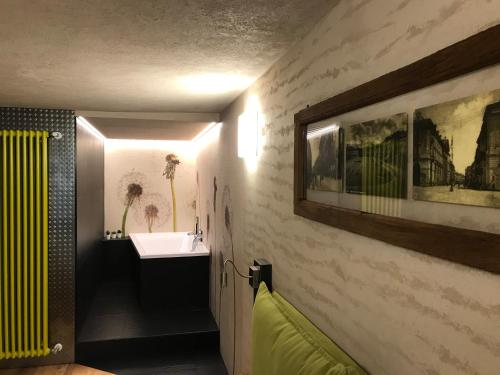 uma casa de banho com um lavatório e um lavatório branco em VIRASOL IN CITTÁ, bilocale ACQUA em Cuneo