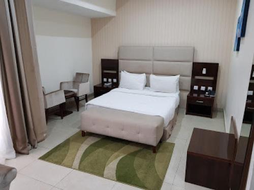 מיטה או מיטות בחדר ב-Room in Lodge - Full Moon Hotel Owerri