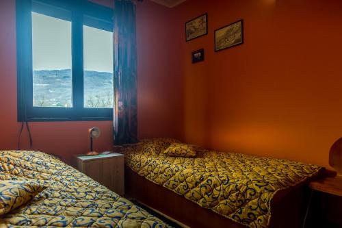 Ένα ή περισσότερα κρεβάτια σε δωμάτιο στο Porodična kuća za odmor Zelenika