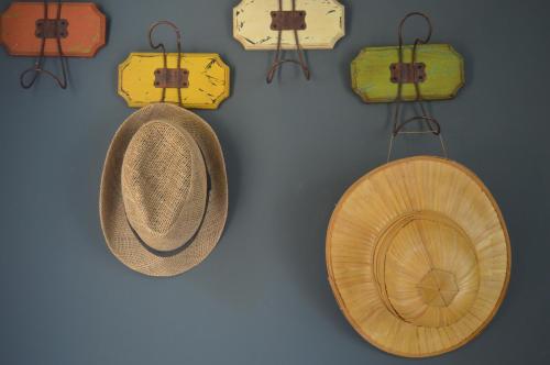 een muur met hoeden en bagage aan een muur bij Ama(A’ in Fano